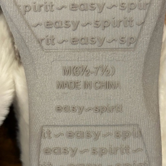 Easy Spirit Medium Size Faux Fur Cozy Knit Tan Cream Cushioned Slippers - Picture 5 of 5